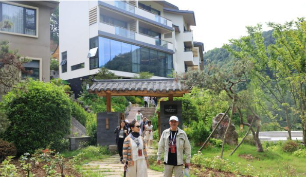 山风里的“慢生活” 海外华媒感受曾家山康养魅力