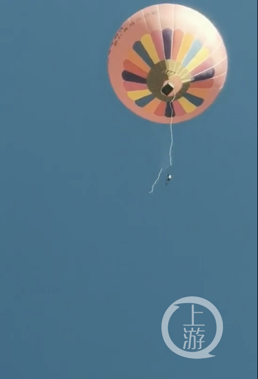 腾冲热气球事故报告:接球时遇到上升气流 地勤人员不松手摔倒