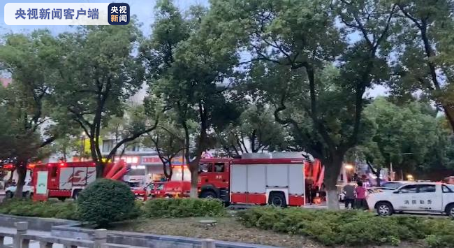 江苏省苏州市吴江区一酒店倒塌:被困人员正在抢救