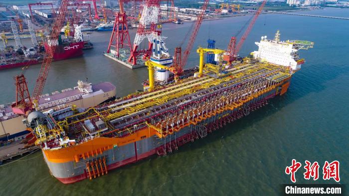 世界大吨位新型海上浮式生产储卸油船从南通拖带出江