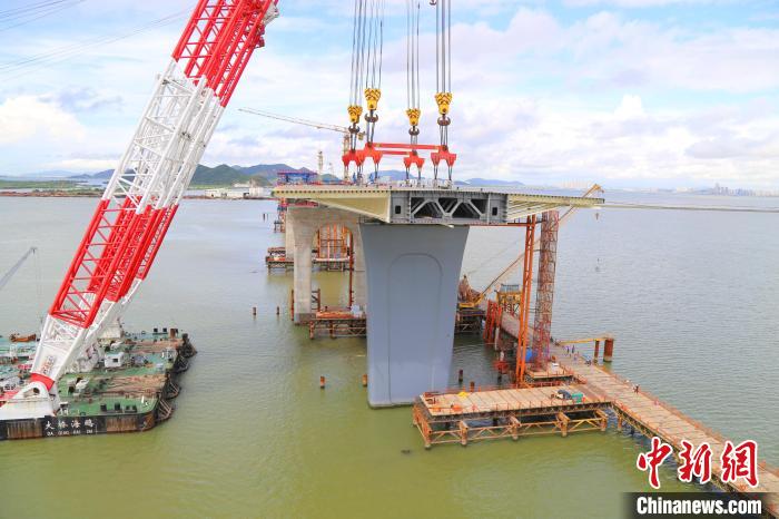 贺州侧珠海金海大桥第一孔钢箱梁成功架设