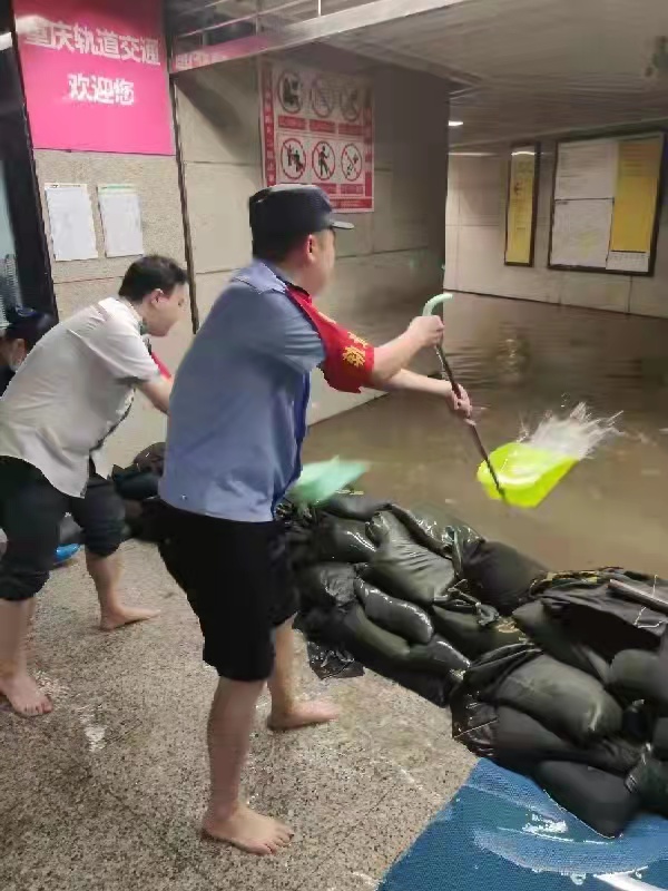 重庆地铁沙坪坝站因雨水入侵暂时关闭 现已恢复运营