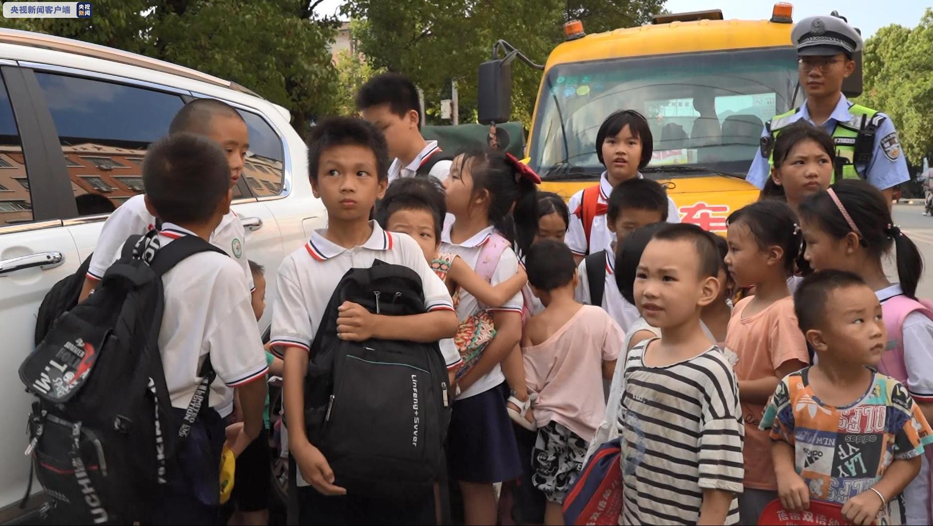 广西泉州一面包车被挤成校车 24名幼童和小学生被塞进车内接受调查