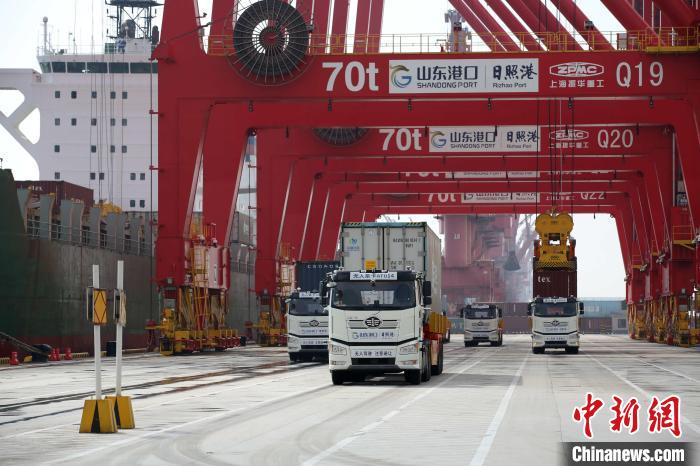 山东港口日照港正式启用全球首个全自动化沿海集装箱码头