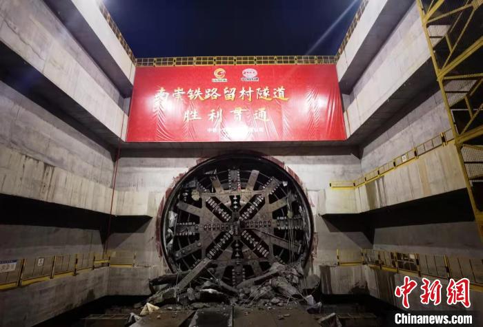 广西首条高铁盾构隧道全线贯通 进入双向铺轨阶段