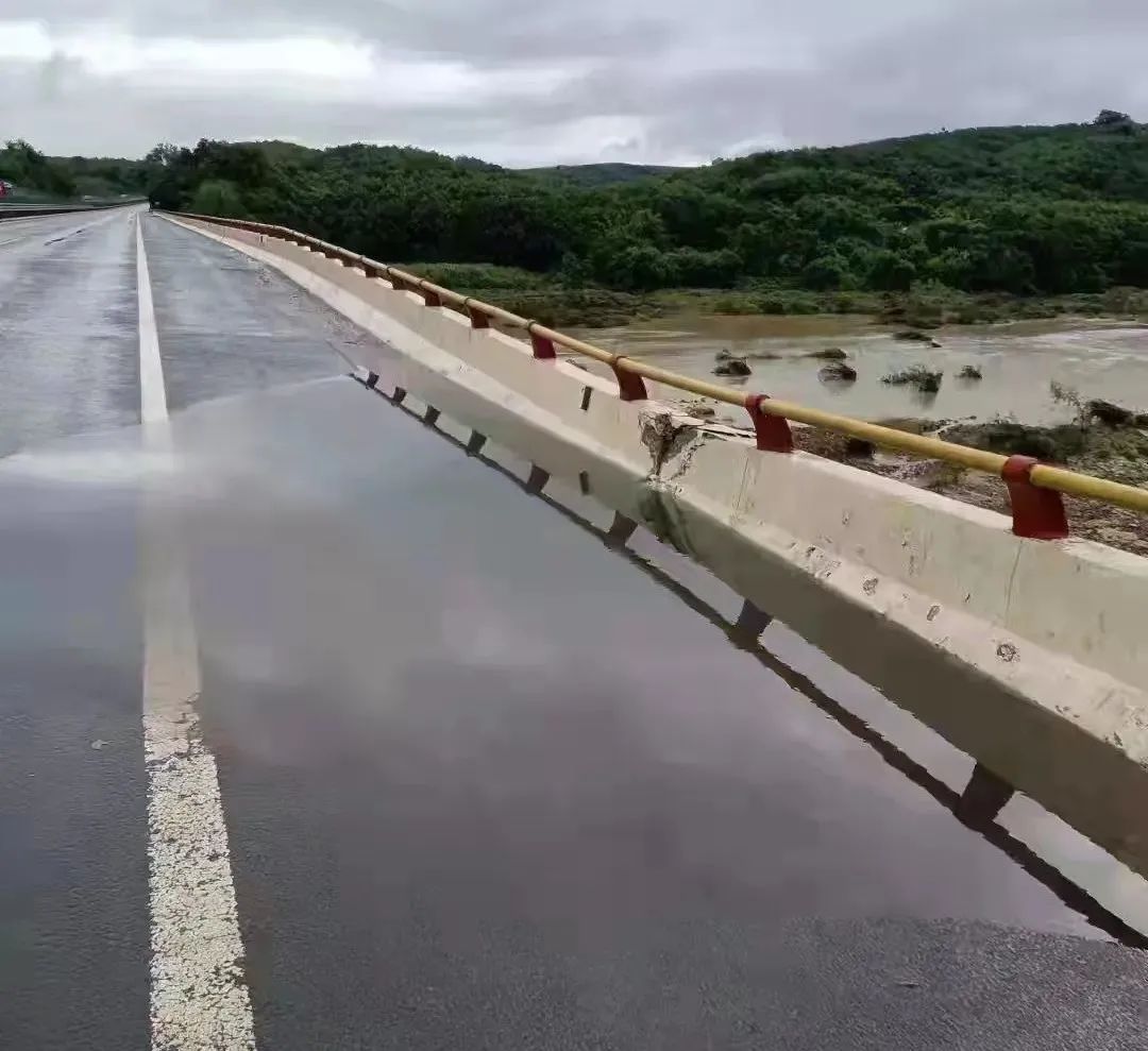 海南环岛高速朱碧江大桥桥面有下沉危险 已采取交通管制