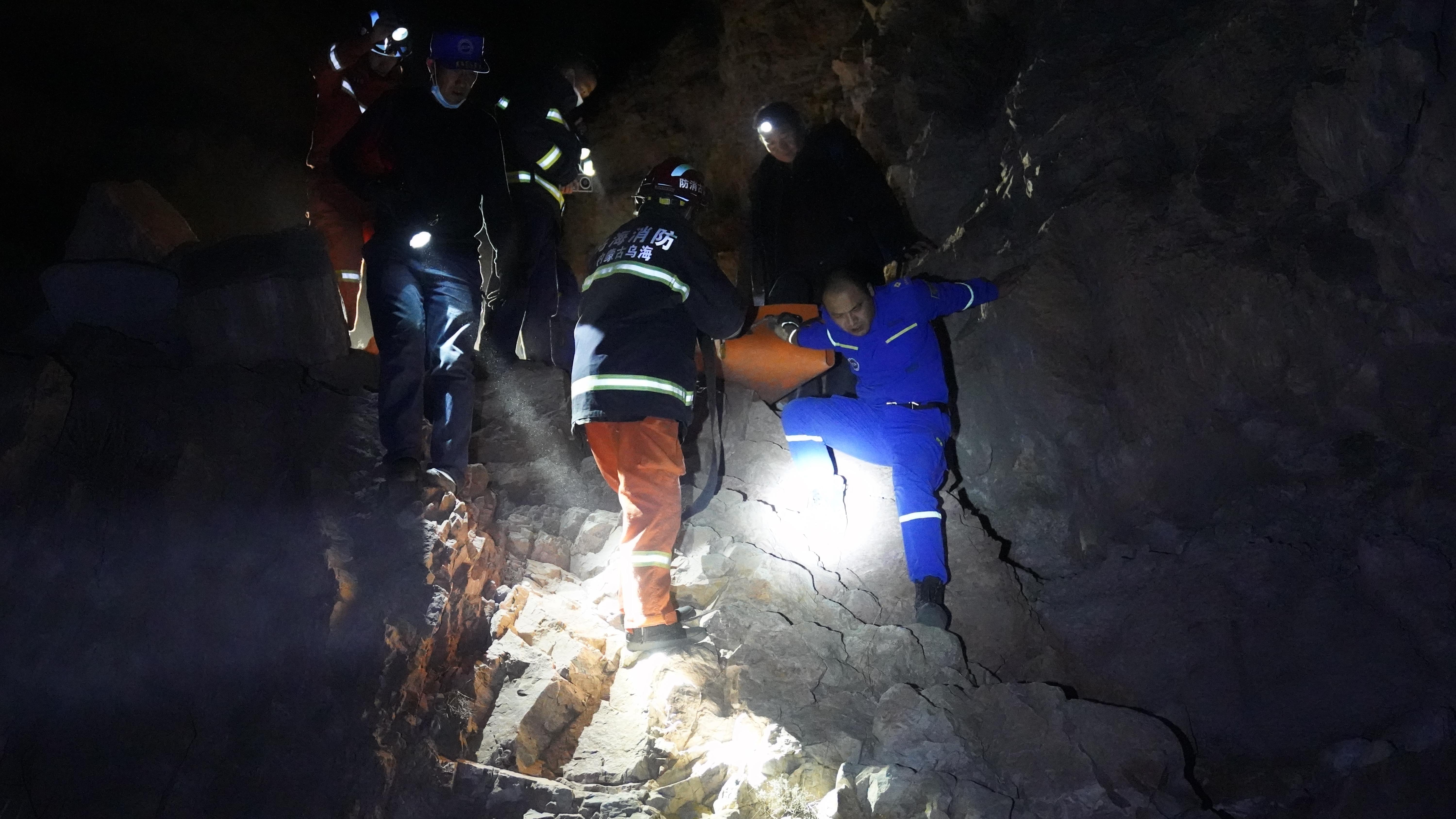 内蒙古乌海三人爬山:2人死亡1人被困 当地消防紧急救援