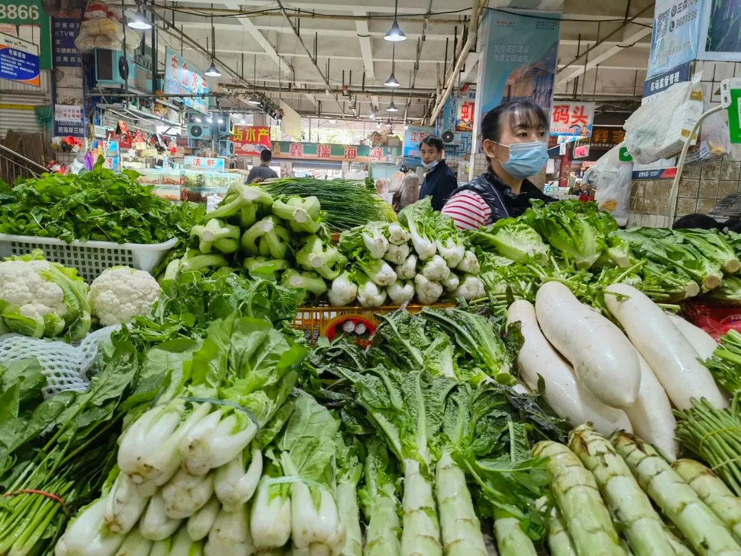 四川攀枝花蔬菜价格持续上涨 市民称“蔬菜不够肉凑”