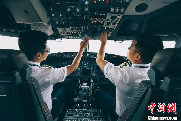 东航招聘新飞行员最新注册条件可佩戴眼镜