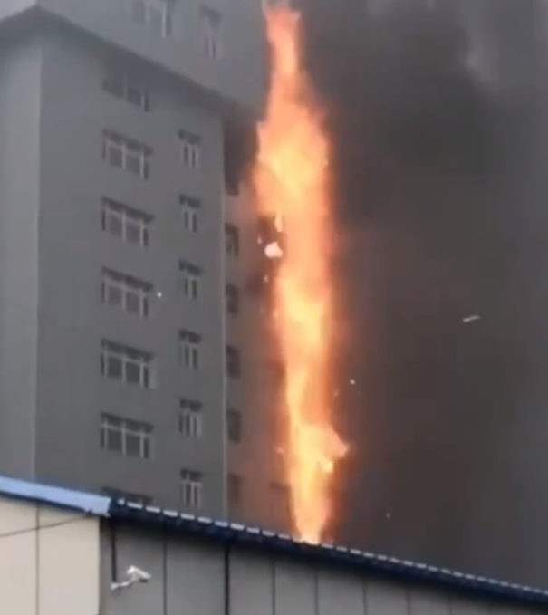 黑龙江省密山市第一医院发生火灾 原因是施工人员焊接操作不当