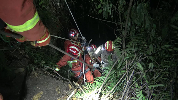 三名男子被困40米深的山洞13小时 半夜被重庆消防救出
