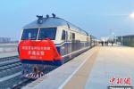 “阿阿铁路”在新疆阿拉尔开通 结束了不通火车的历史
