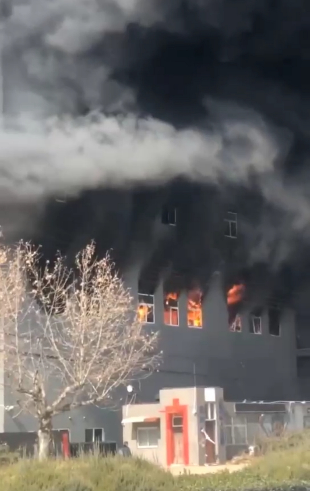 安徽怀远一机电厂发生火灾，当地消防、公安等多部门正在救援