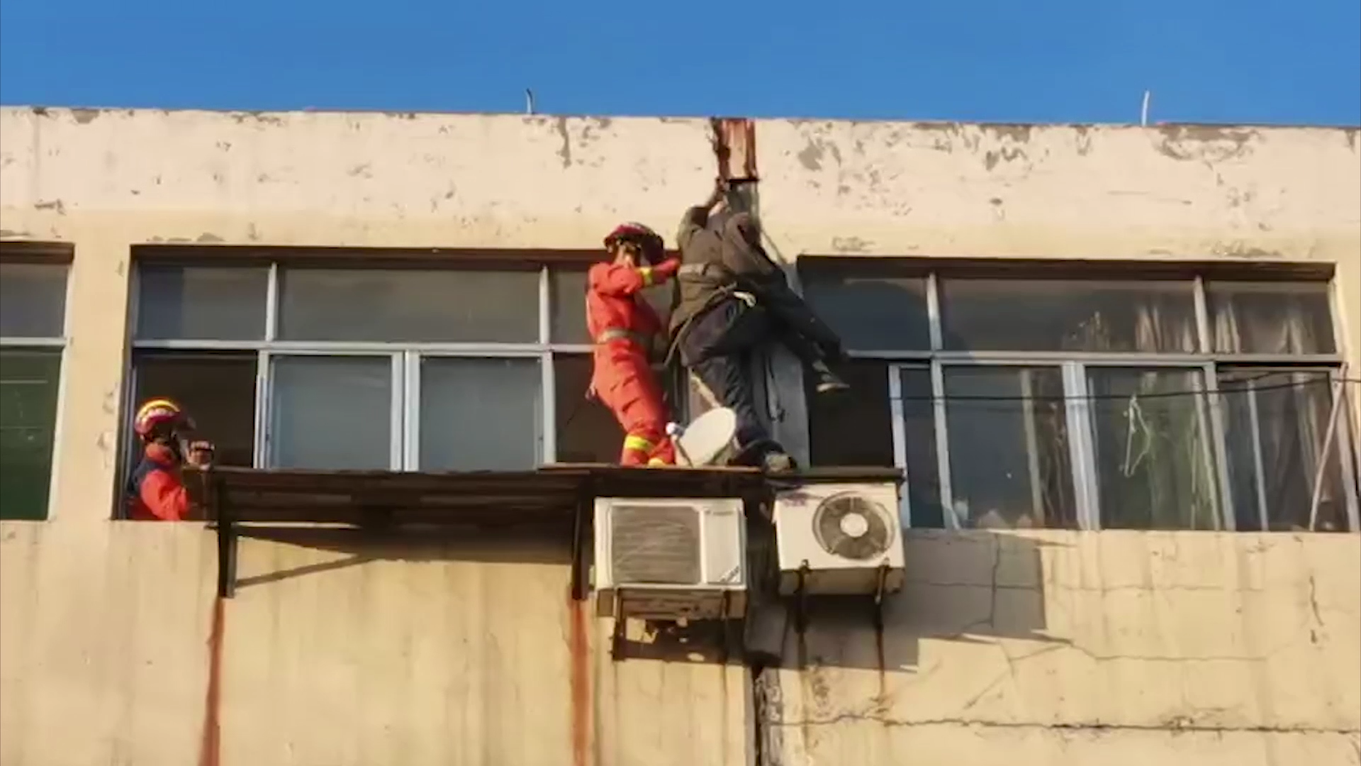 山东七旬老人因忘带钥匙被“空降”楼顶被困 消防紧急救援