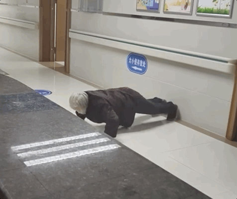 湖南湘潭78岁“俯卧撑奶奶”发现:为了照顾老伴 每天坚持锻炼