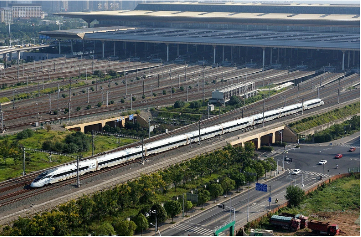 上半年预亏超10个亿！中国最挣钱的高铁，自称在“过紧日子”