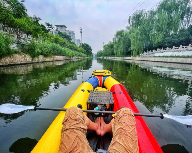 北京一男子划船上下班上热搜 环境好了，护城河里可以划船吗？