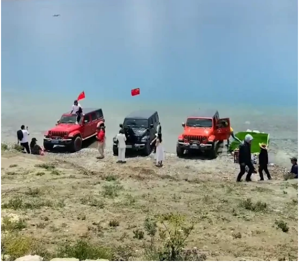 游客自驾开进西藏圣湖并摆拍，旅发局：景区明令禁入，正调查