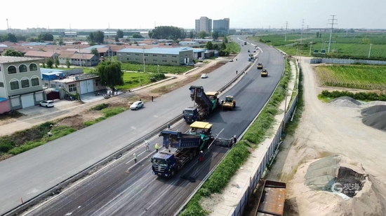 纵贯平度、胶州，青岛这条省道改建工程路面基层施工提前1个月完成
