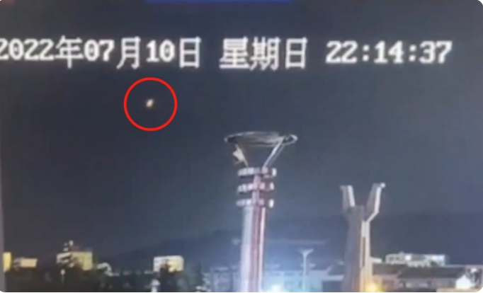 甘肃上空出现火球状不明飞行物 夜空被照亮 还发出了巨响声