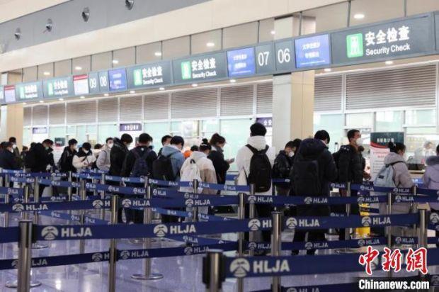 哈尔滨机场2022年完成旅客吞吐量949万人次 跃居东北地区首位