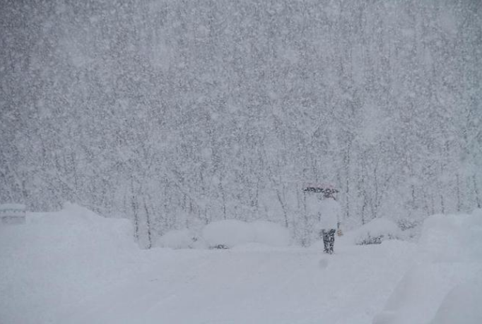 “雪窝”威海暴雪持续:已下三天三夜