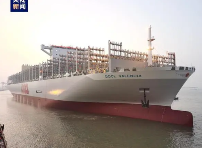 全球最大级集装箱船出海试航