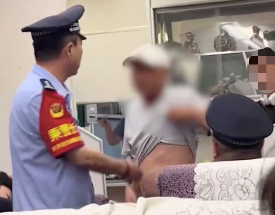 母亲带病儿买3张票被无座男子骂哭 123