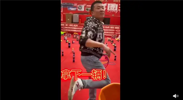 男子花两千元套圈 套中两台宏光汽车：本人
