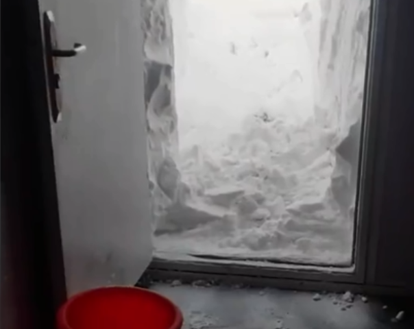 男子醒来发现被几米高雪困在宿舍 背后详情