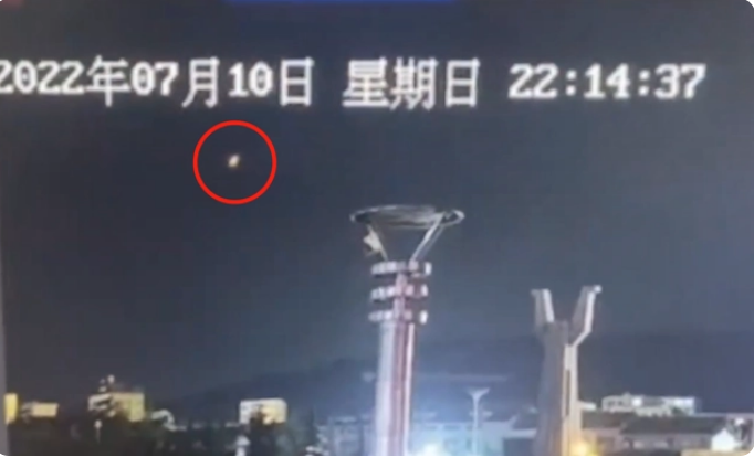 甘肃上空出现火球状不明飞行物 夜空被照亮