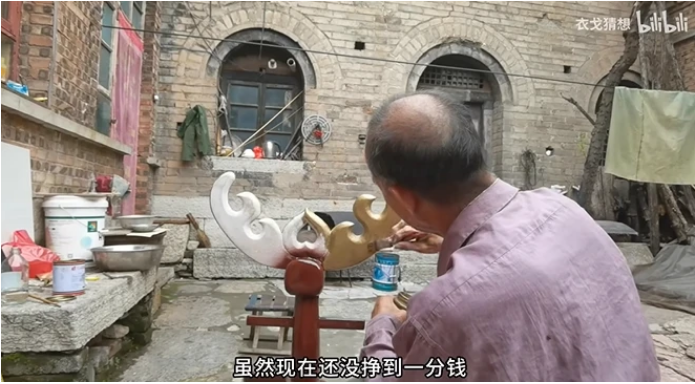 “二舅视频”创作者发布视频回应质疑，称“