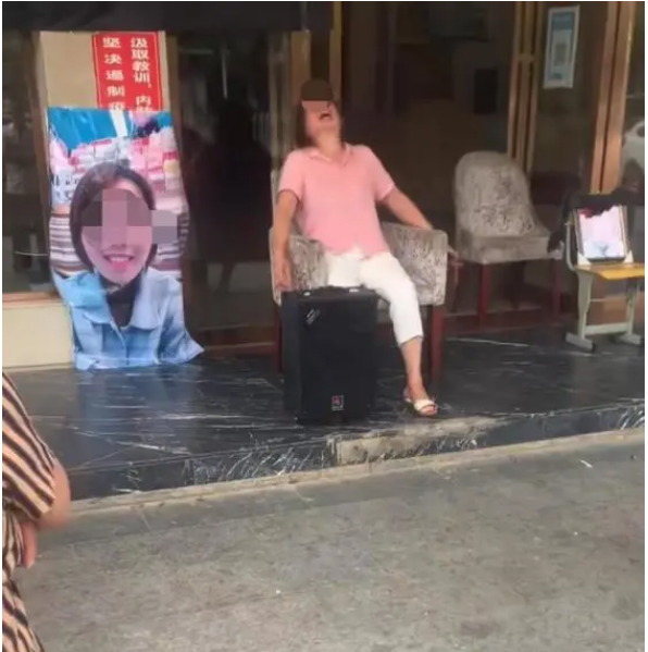 女子被网友约至酒店遇害 家属：酒店方阻拦