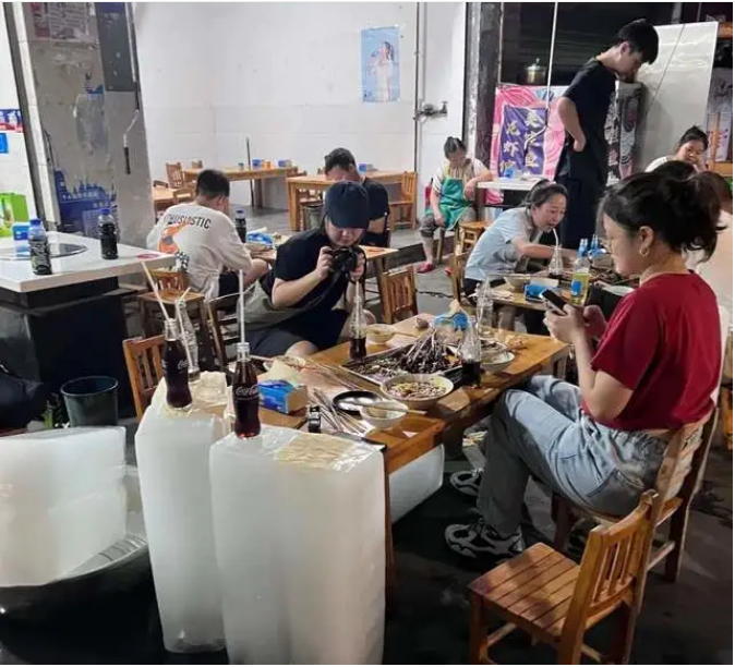 高温救活制冰厂，一块冰炒到上百元，如今冰
