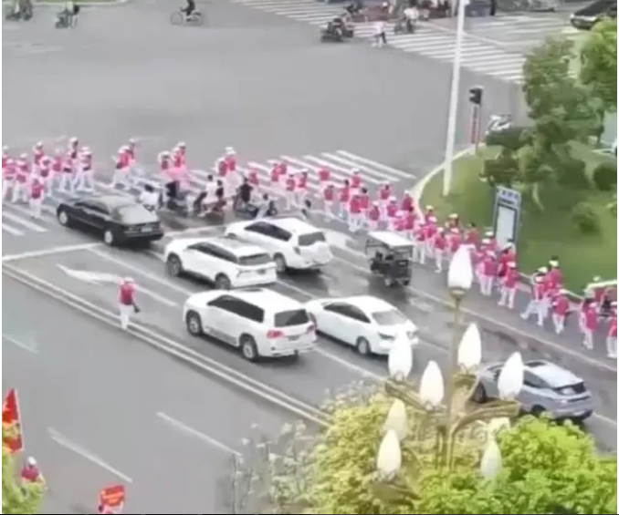 老年健步队早晚高峰占道逼停过路车辆 居民
