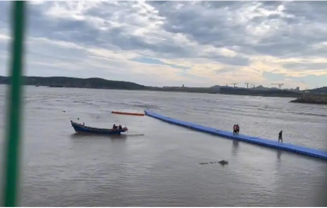 大连一网红赶海地浮桥断裂致大量游客被困，