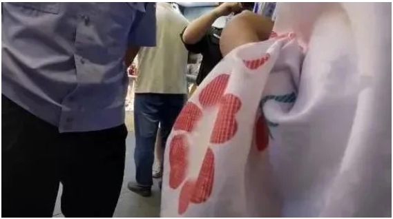 一女孩穿和服在苏州淮海街照相受到警察干预