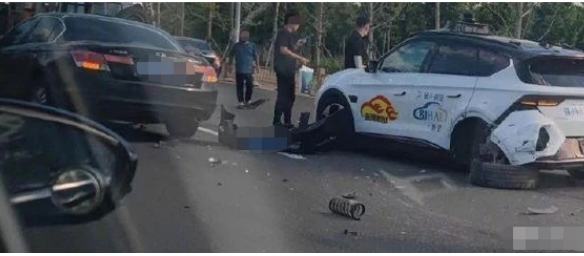 百度“萝卜快跑”无人出租车出车祸，回应：