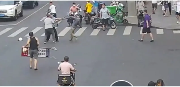 成都街头男子持刀冲向路人，“铁铲哥”与辅