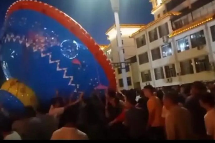 陕西一旋转飞椅项目运行时倾倒，围观群众被