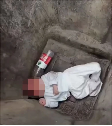 高温下婴儿被弃垃圾桶 警方：夫妻吵架，母