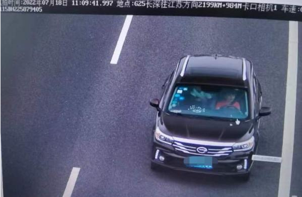 12岁哥哥偷开汽车带妹妹上高速 时速12