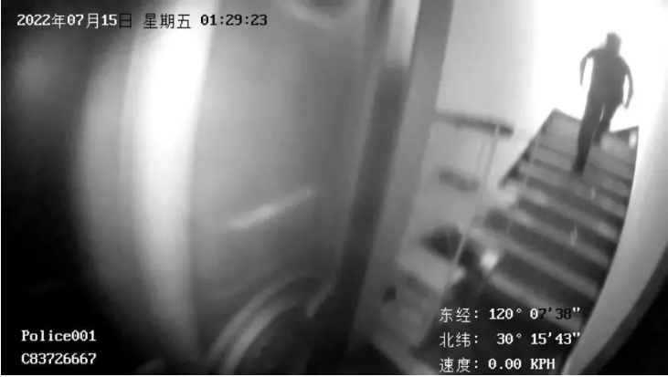 女子网购酒和头孢两骑手相遇报警：因报警及