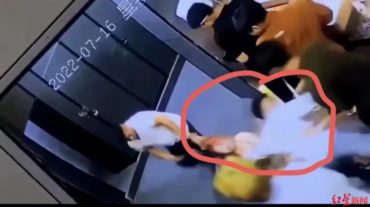 女子被强拖进厕所隔间目击者：我们是十六七
