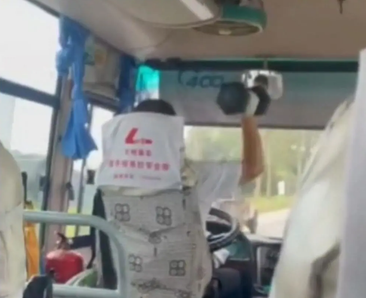 辽宁东港一客车司机边开车边举哑铃，公司回