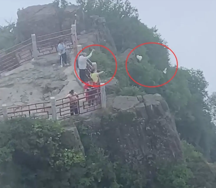 多名老人在峨眉山3000米悬崖上抛垃圾，
