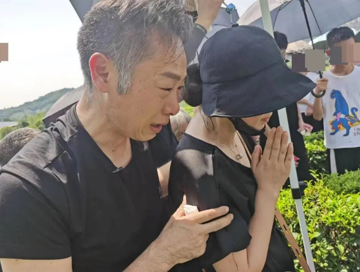 被保姆遗留电梯坠亡的杭州女童已被安葬 父