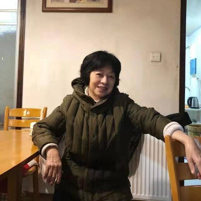 帮女儿带孩子的老太太80岁出版了第一部小
