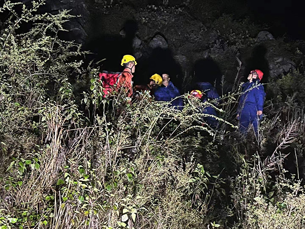 云南消防成功搜救两名登山失去联系的大学生
