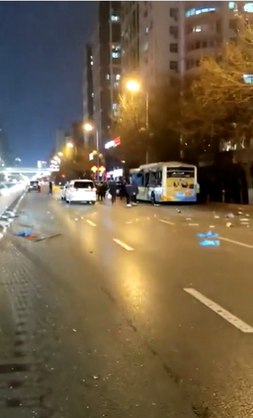 沈阳一公交车发生爆炸，爆炸原因及伤亡人数